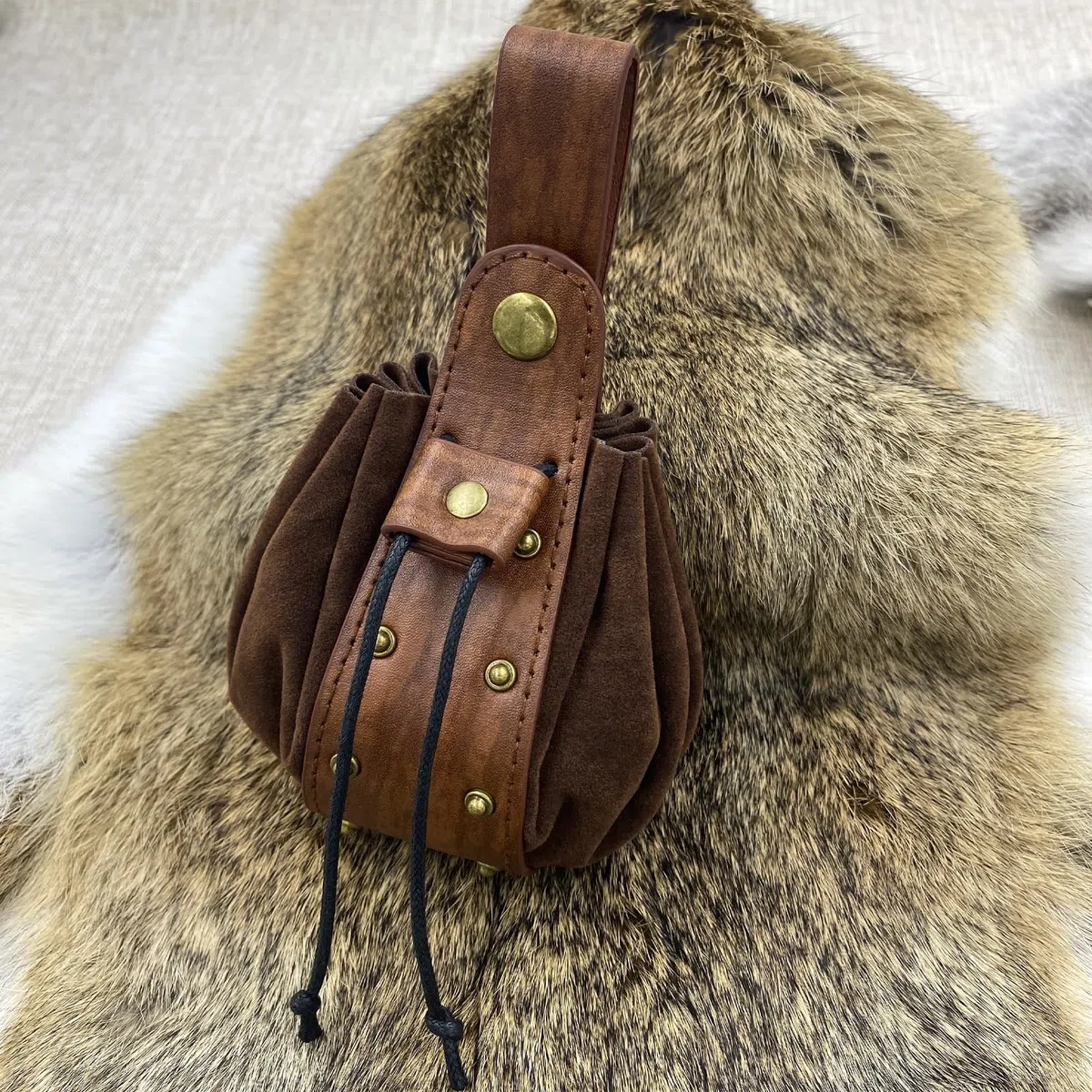 HiiFeuer Mittelalter Geprägter O-Ring Gürtel mit Nordisch Geprägter Gürteltasche, Vintage Kunstleder Gürtel und Seitentasche Set für LARP