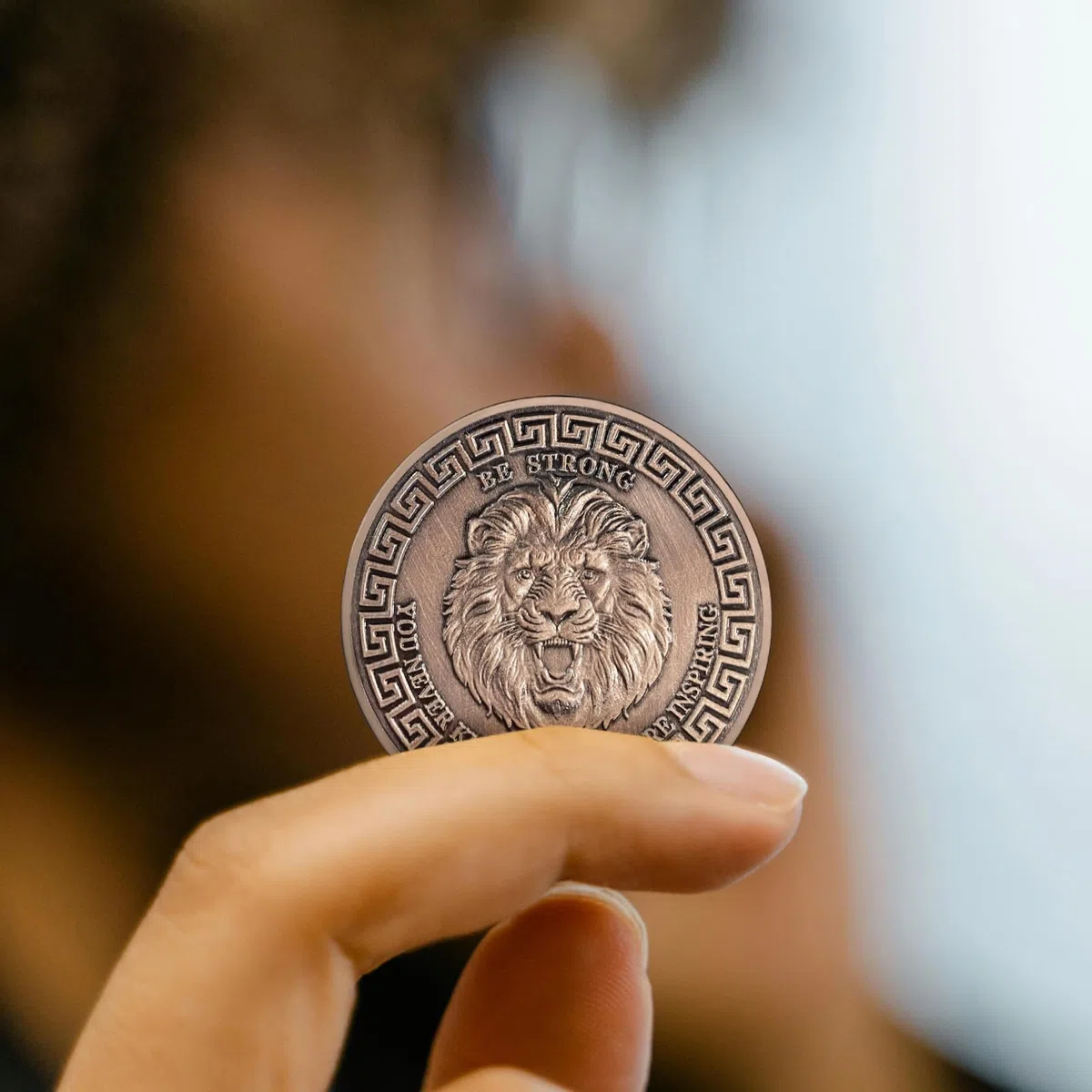 AtSKnSK Motivierende Münze Ermutigung Münze Löwe des Mutes christliche Challenge Coin Viel Glück Gedenkgeschenke für Damen und Männer Incentive Auszeichnungen