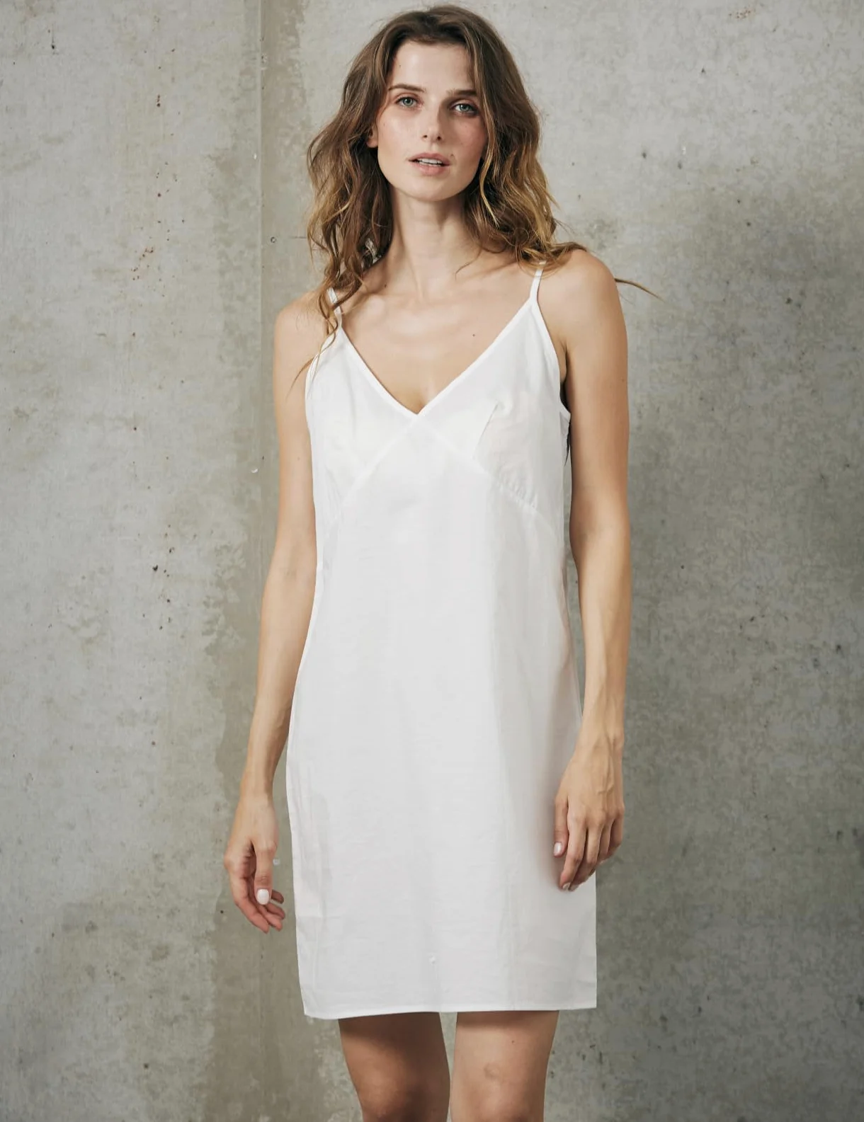BEAUTELICATE Unterkleid Damen Kurz Baumwolle mit Trägern V-Ausschnitt Unterröcke Unterkleid Mini mit BH-Form Antistatisch Sexy Lingerie Nachthemd Sleepwear Sommer