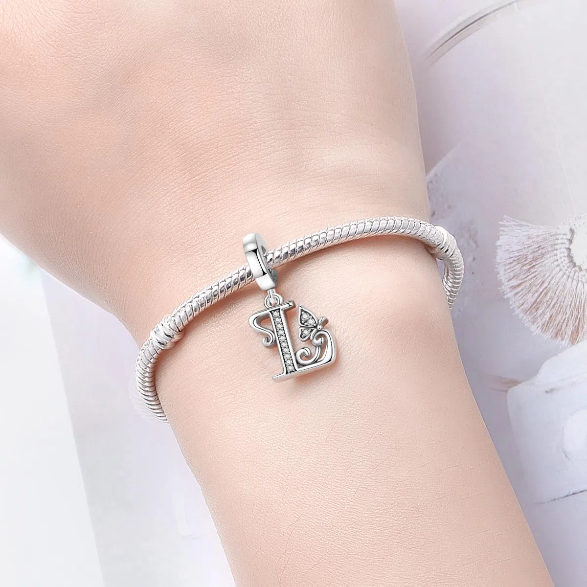 2 Stück 925 Sterling Silber Schmetterling Buchstaben Charms für Armbänder und Halsketten Alphabet Anfangsbuchstaben Anhänger Spacer Stopper Perlen Schmuck Geschenk für Frauen