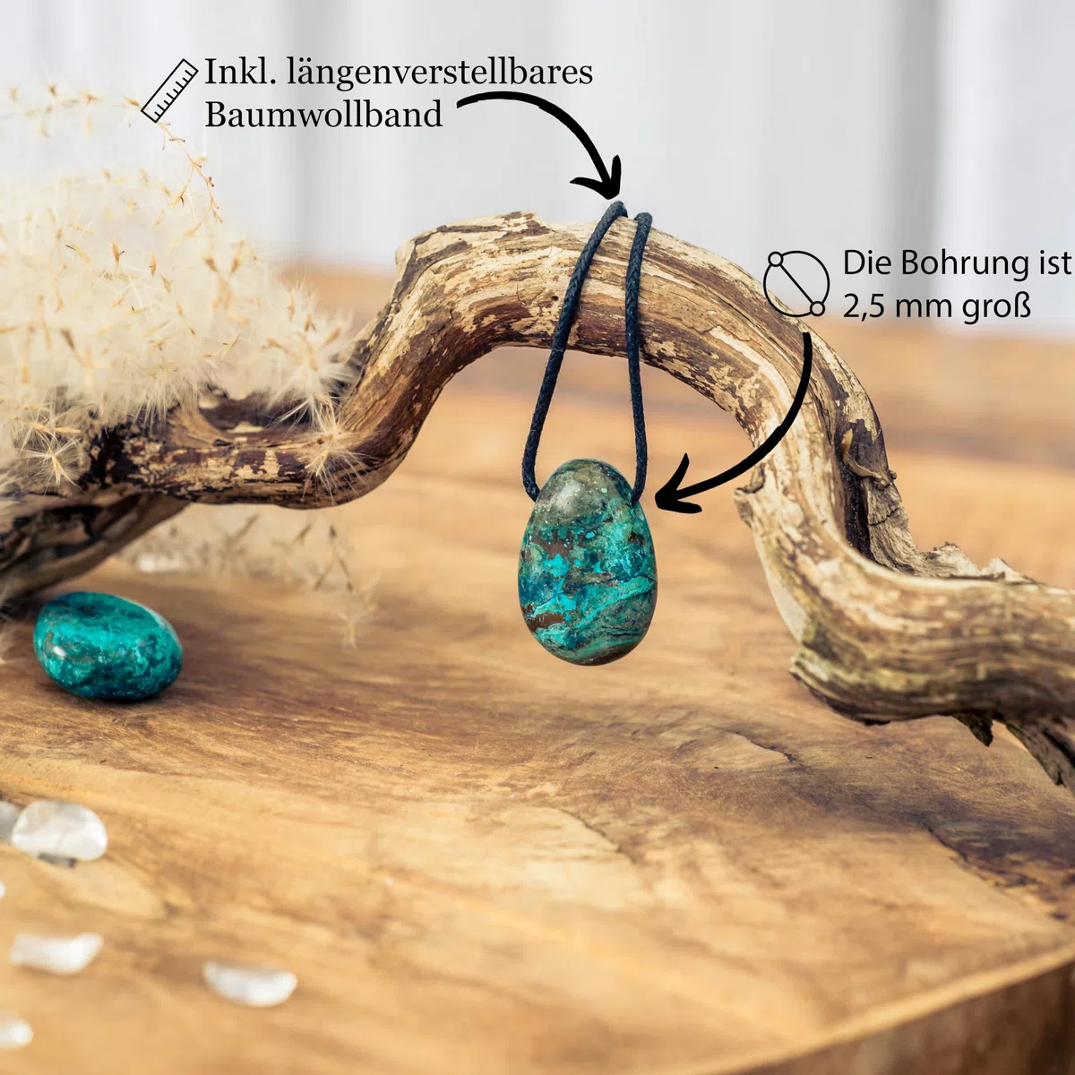 Lebensquelle Plus Chrysokoll Tropfenanhänger | Gebohrter Trommelstein Tropfen Anhänger mit Baumwollband | Hochwertiger Edelsteinanhänger