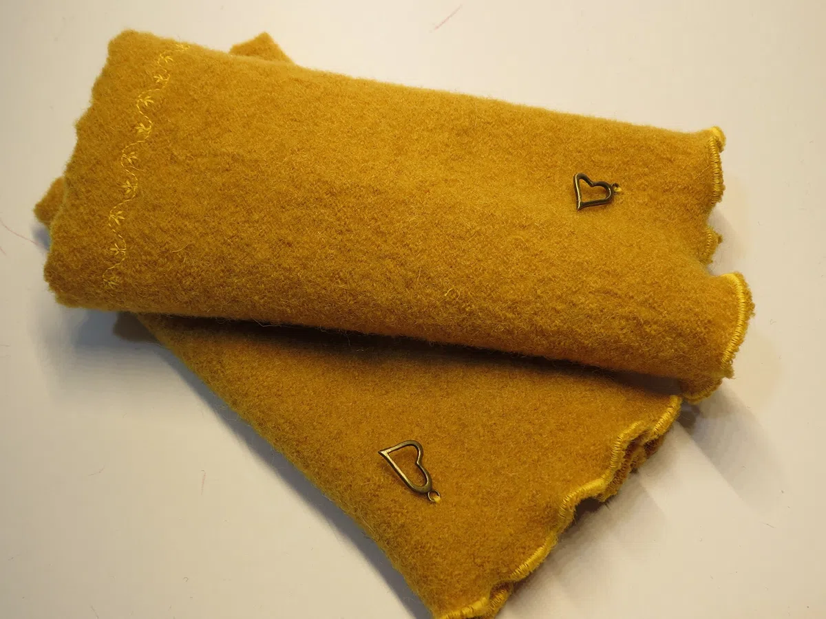 Armstulpen/Pulswärmer: Walkwolle (Walkloden, Kochwolle) in Ocker- / Currygelb; Charm (Designer-Herzchen), Zierstich