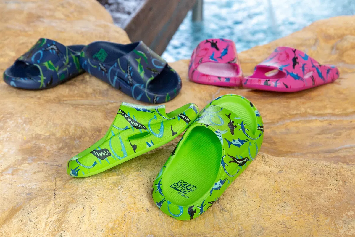 BECO Kinder Pantoletten mit Meeresdinosaurier-Motiven, Badeschlappen, bequeme Pantoletten für Jungen & Mädchen, in Pink, Grün oder Blau