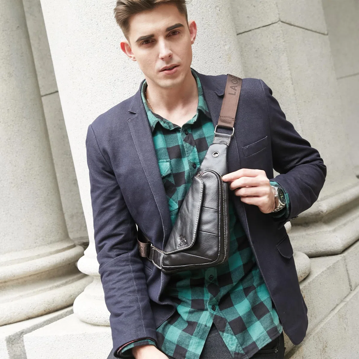 pundarika Herren Leder Brusttasche – Kleine und Stilvolle Umhängetasche als Sling Bag- - Dunkelbraun
