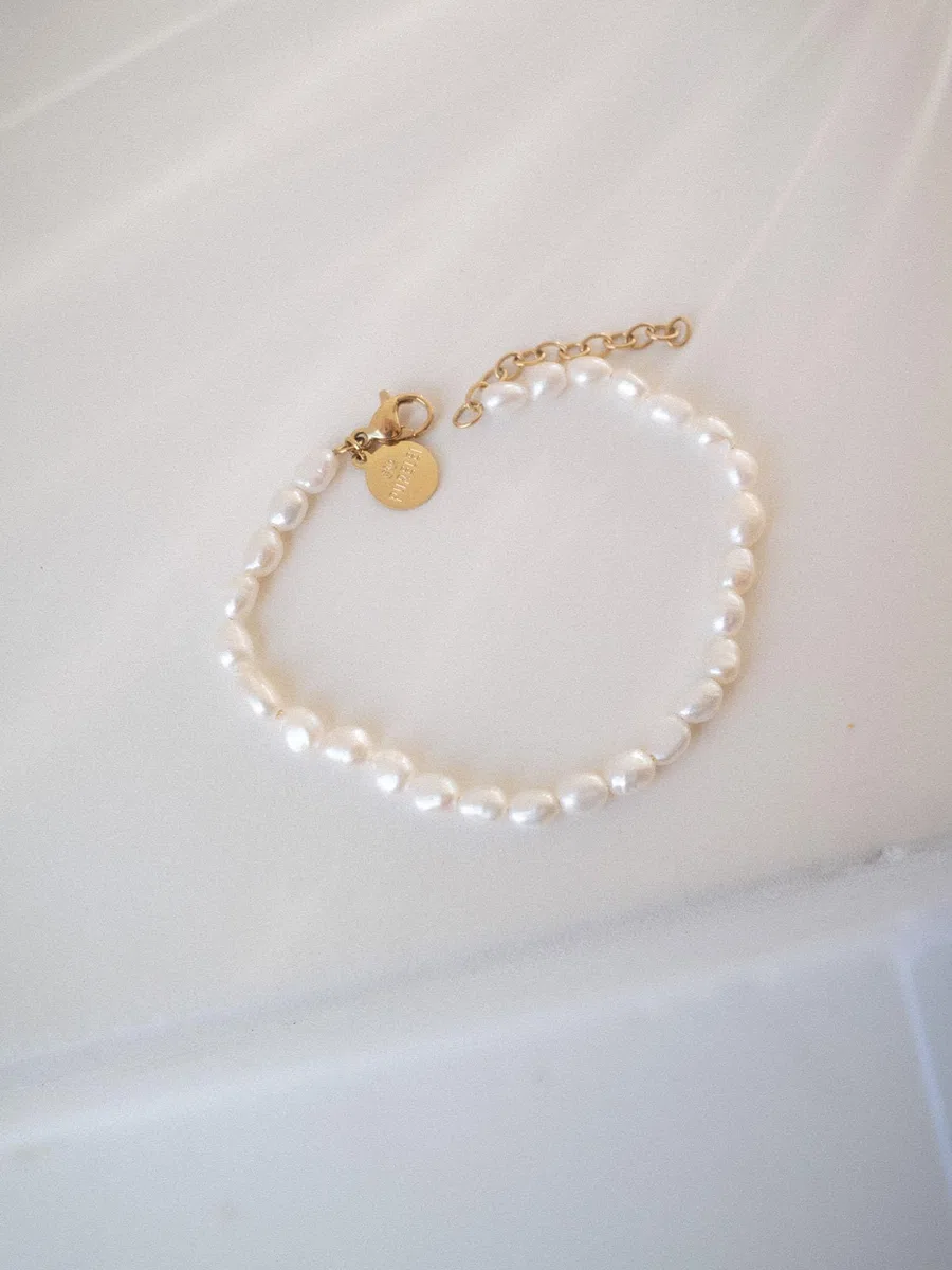 Purelei Pearlfection Armband – Armband mit echten Süßwasserperlen – 14K/18K vergoldeter Edelstahl – 16–19 cm – eleganter Perlenschmuck – Verstellbar