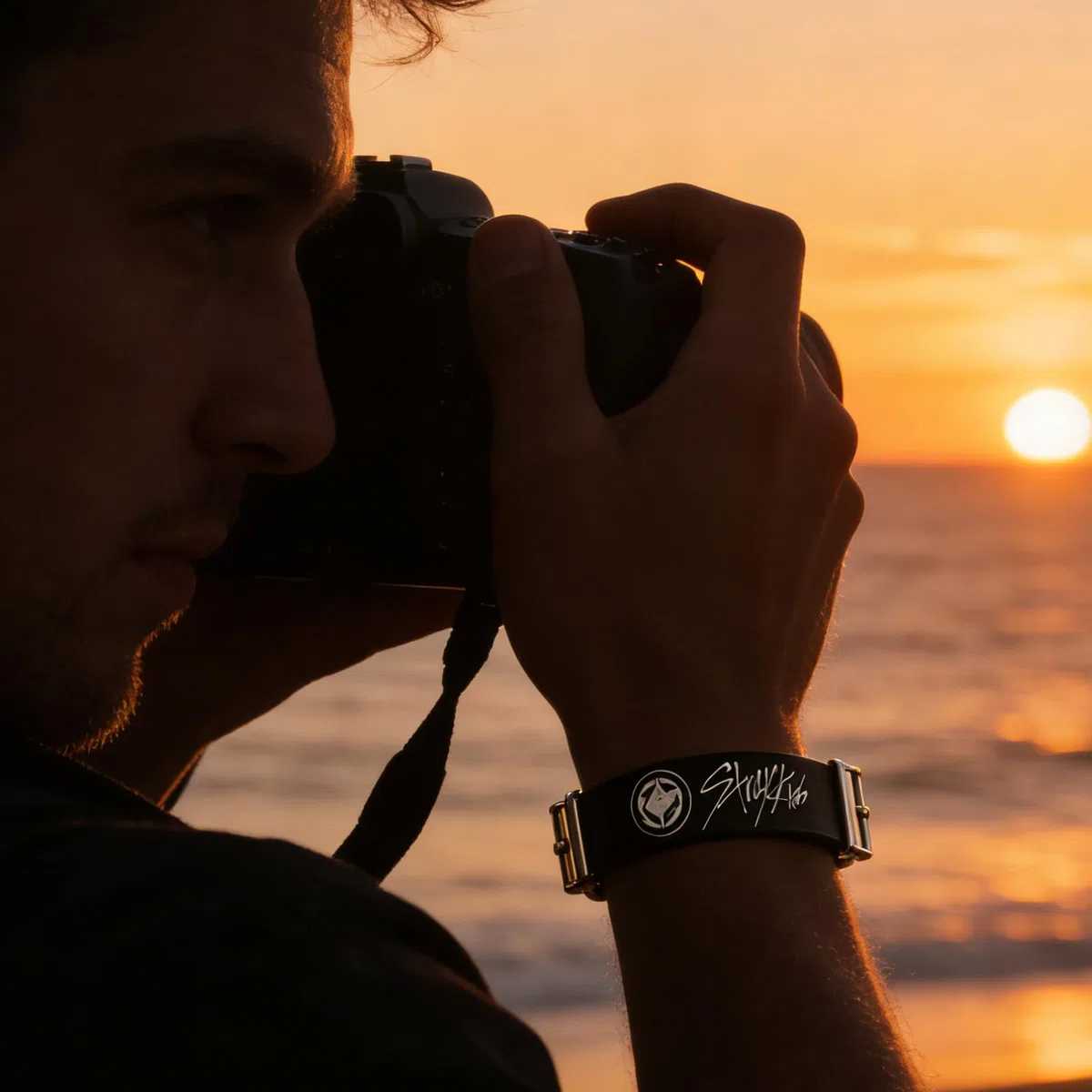 Stray Fanartikel Geschenk Set für STAY: mit 1 SKZ Sporttasche, 1 Schlüsselanhänger, 1 Lanyard, 1 Armband, 55 Fotokarten, 1 Halskette, 4 Anstecknadeln und 50 Aufklebern