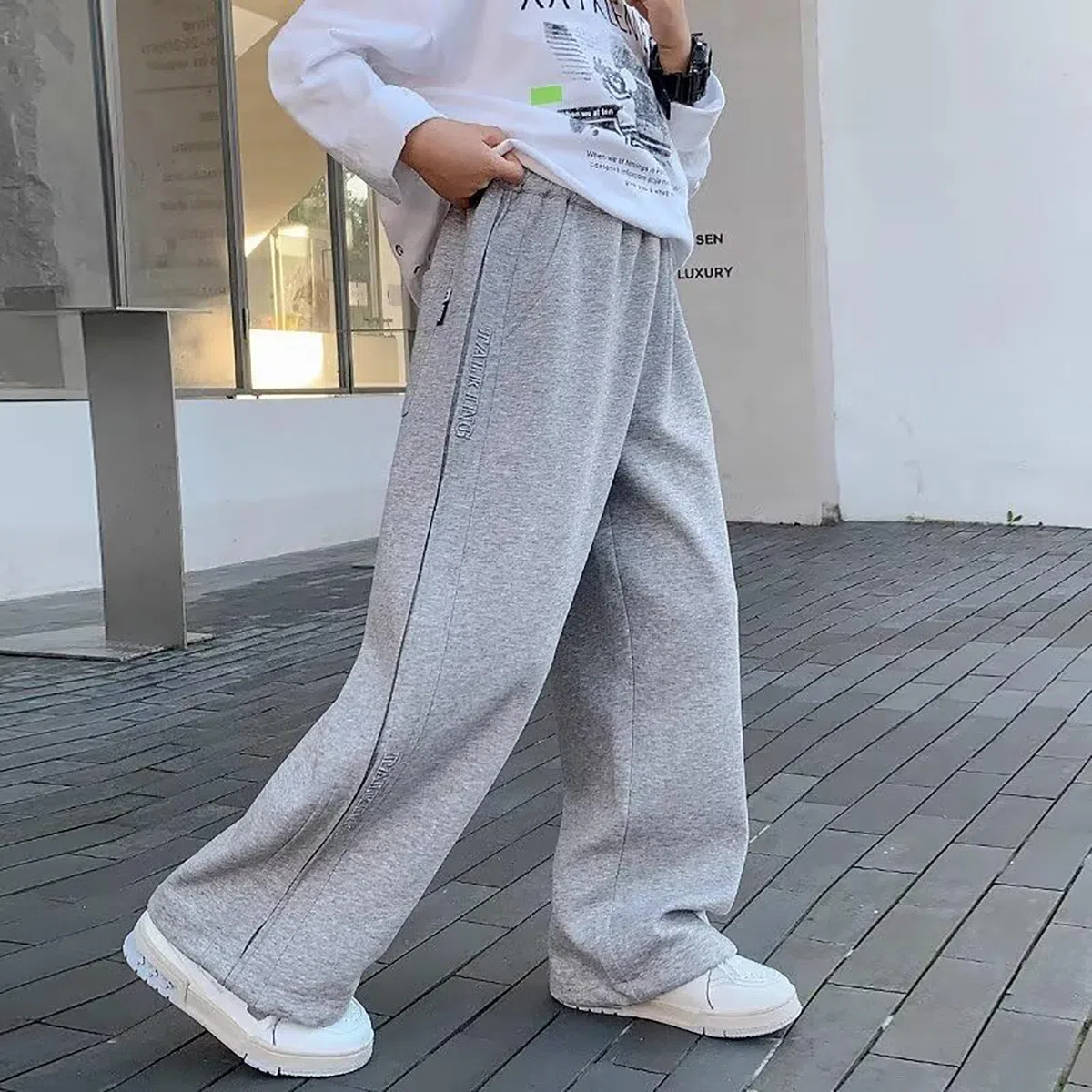 Sportliche Jogginghose für Jungen mit weitem Bein, lässige Herbstsporthose, elastische Taille, Baggy-Hose, Jogginghose mit offenem Saum für Kinder und Jugendliche