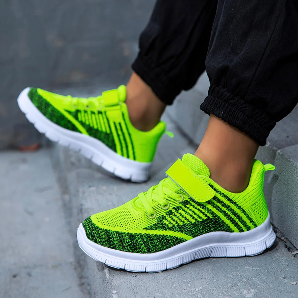 Sportschuhe Kinder Jungen Mädchen Modische Ganzjahres Hallenschuhe Turnschuhe Leicht Mesh Straßenlaufschuhe Atmungsaktiv Laufschuhe Flach Dicker Boden rutschfest Klettverschluss Sneaker