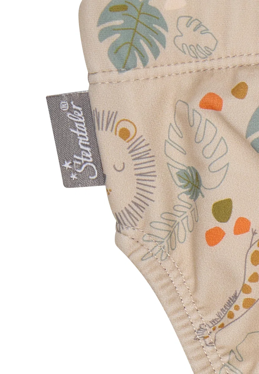 Sterntaler Badehose Safari – Baby- & Kinderschwimmhose aus Bademodenstoff mit Elasthan, Safari-Muster, Kordelzug und UV-Schutz 50+ – Beige, Größe 104