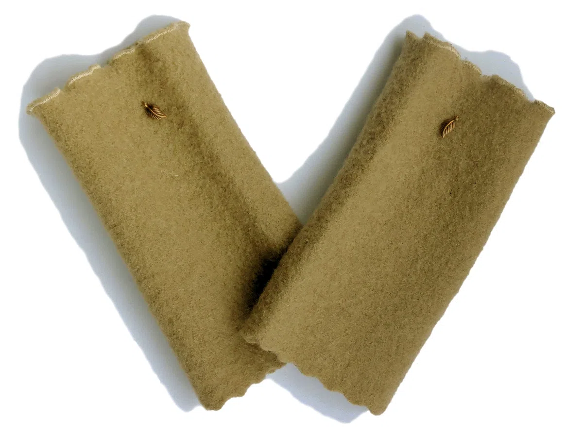 Armstulpen/Pulswärmer: Walkwolle (Walkloden, Kochwolle) in Naturbeige-Ton; Charm (winzige Blätterchen)