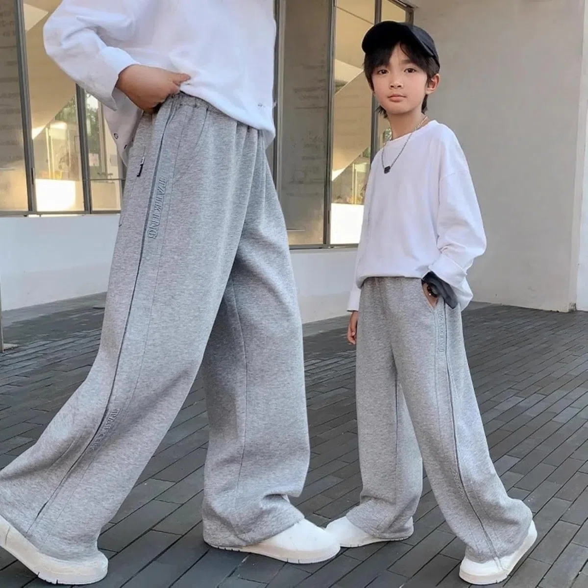 Sportliche Jogginghose für Jungen mit weitem Bein, lässige Herbstsporthose, elastische Taille, Baggy-Hose, Jogginghose mit offenem Saum für Kinder und Jugendliche