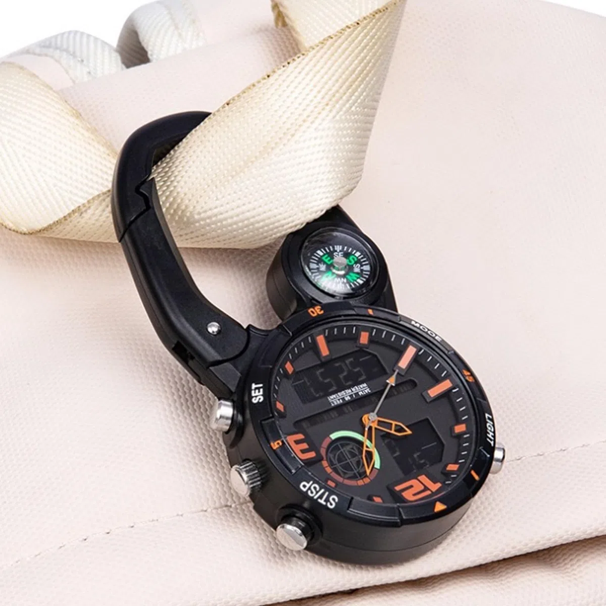 GOMETY Taschenuhr mit Karabiner Schwesternuhr, Clip Karabineruhr mit Leuchtendes, Kalender, Woche, Wecker, Kompass, Digital Uhr Analog Quarzuhr Multifunktionale für Camping Bergsteigen