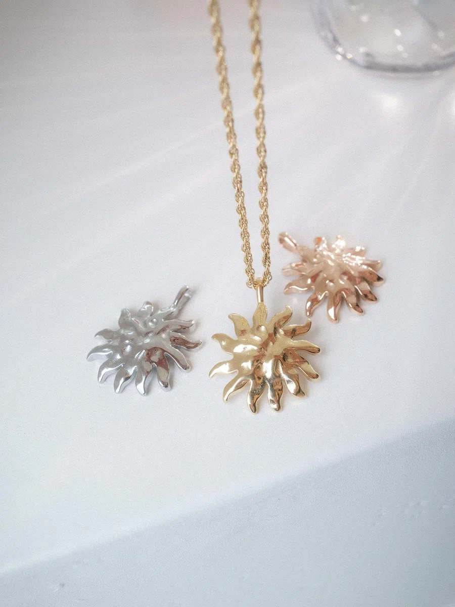 Purelei Iconic Sun Charm – Anhänger mit strukturierter Oberfläche – Edelstahl, 14K/18K vergoldet – 29,5 x 36,6 mm – Kombinierbar mit Ketten & Armbändern – Wasserfest