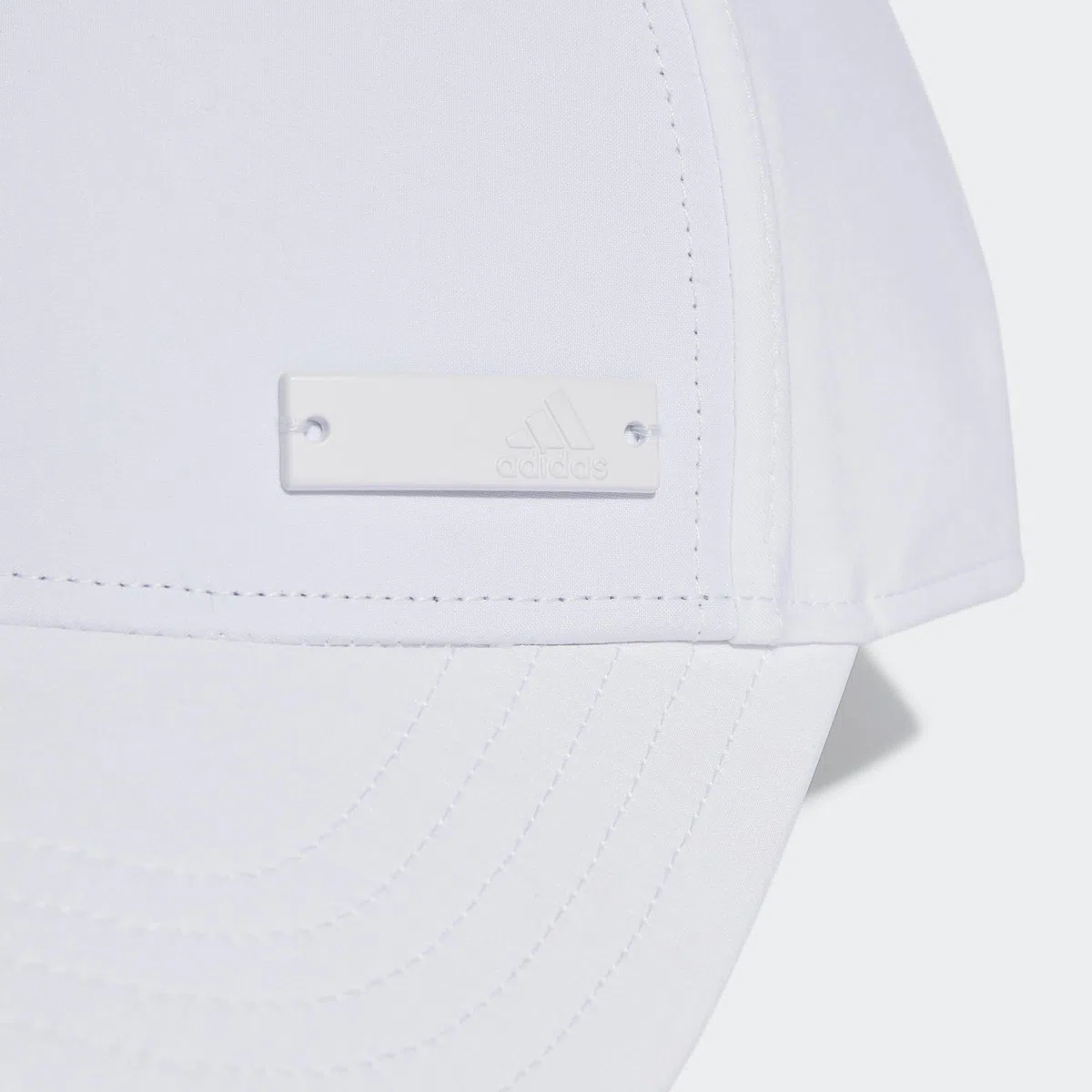 adidas Unisex Metal Badge Lightweight Baseball Cap, White, Einheitsgröße