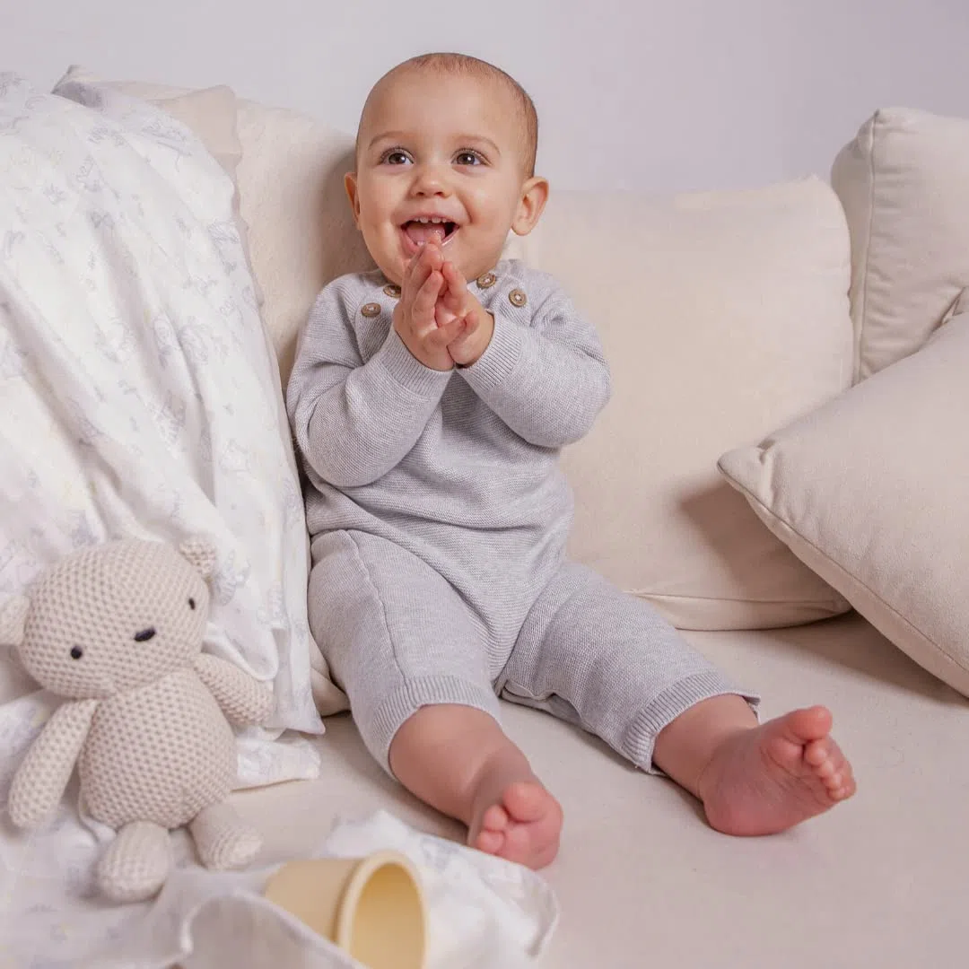 Stellou & friends Overall für Babys & Kleinkind, Woll-Anzug, Baby-Kleidung aus 100% Baumwolle, Winteroverall, Onepiece mit Knöpfen in Holz-Optik und schrägen Raglanärmeln, OEKO-TEX 100 zertifiziert