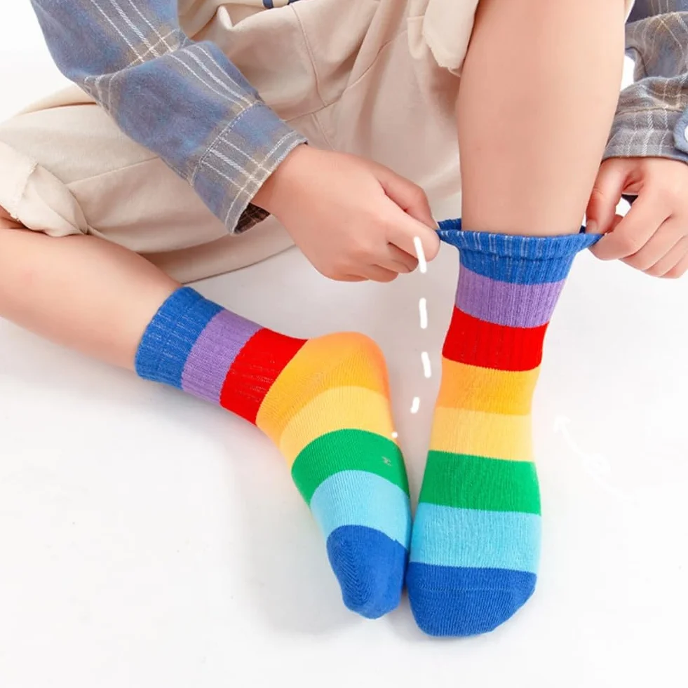 AKAMAS 5 Paar Neuheit Jungen Mädchen Bunte Gestreifte Freizeit Socken,Novelty Kinder Regenbogen Streifen Muster Crew Socke,Weiche Gestrickte Baumwolle Laufsocken,Elastische Sneaker Sport Söckchen