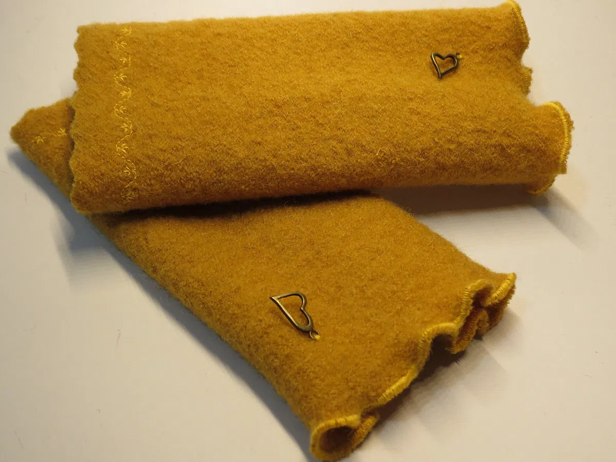 Armstulpen/Pulswärmer: Walkwolle (Walkloden, Kochwolle) in Ocker- / Currygelb; Charm (Designer-Herzchen), Zierstich