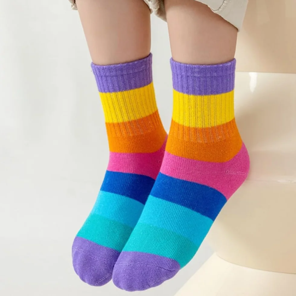 AKAMAS 5 Paar Neuheit Jungen Mädchen Bunte Gestreifte Freizeit Socken,Novelty Kinder Regenbogen Streifen Muster Crew Socke,Weiche Gestrickte Baumwolle Laufsocken,Elastische Sneaker Sport Söckchen