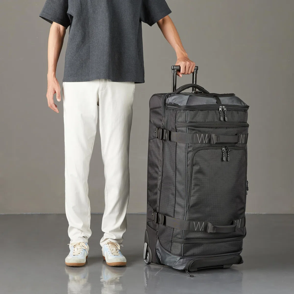 Amazon Basics Reisetasche mit Rollen, 137L, Leichter und Langlebiges Trolley aus Ripstop-Gewebe, Großes Fassungsvermögen mit Teleskopgriff, Ideal für Reisen, Arbeit und Freizeit, Schwarz