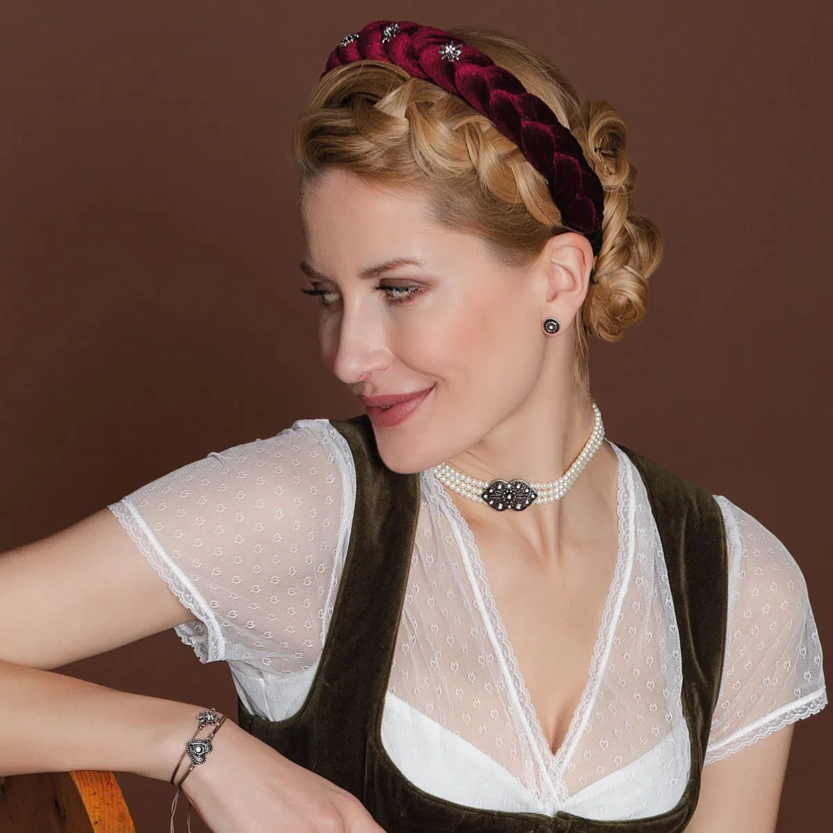 Alpenflüstern Trachten-Haarreif Samt Flechtoptik & Strass-Edelweiß - Damen Haarschmuck rutschfest, Haarband geflochten fürs Dirndl (dunkelrot-bordeaux) ADV129