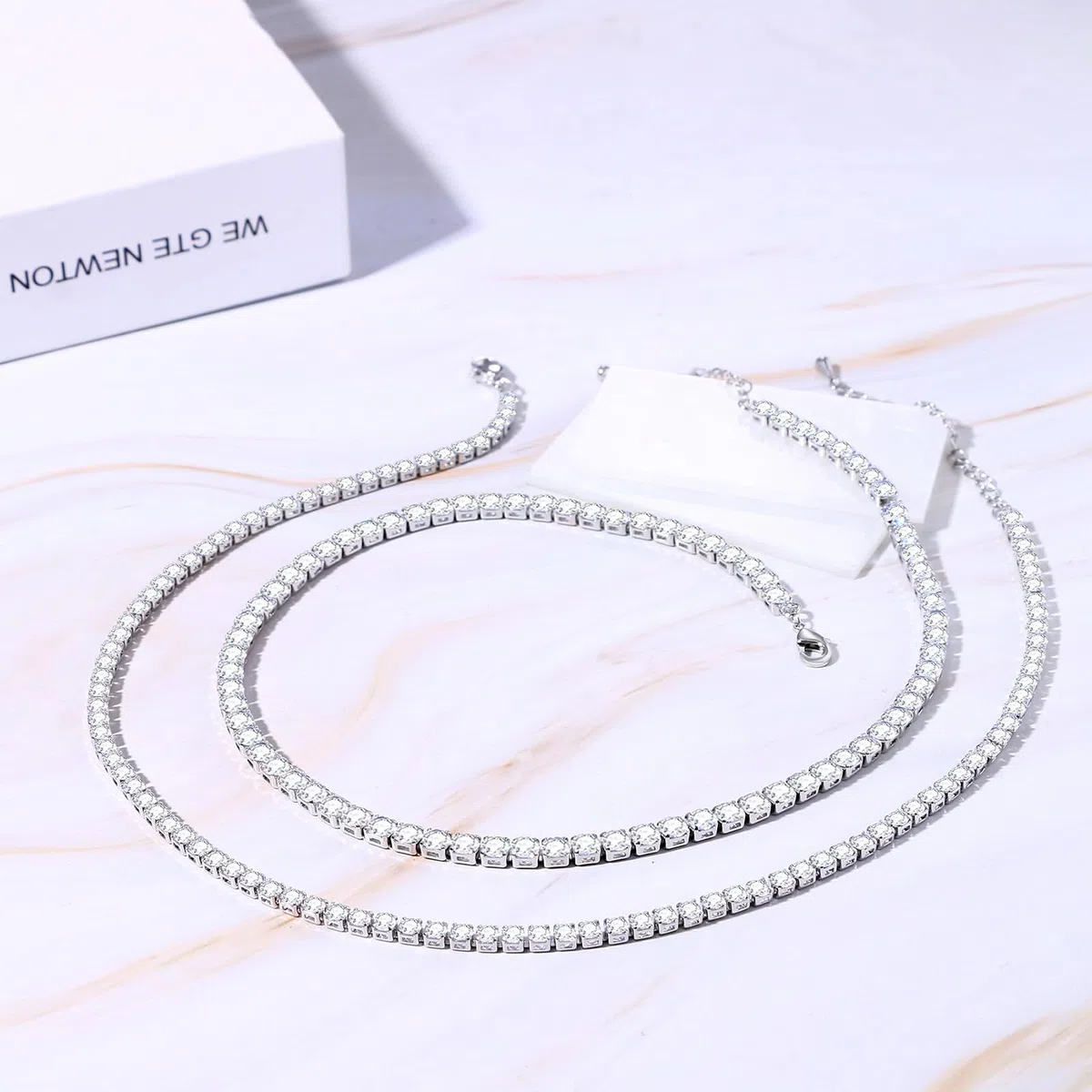 JewelryWe Tennis Halskette Damen Choker Edelstahl Zirkonia Glitzer Halsband verstellbare dünne Tennis Choker Kette Silber Geschenk für Frau Mädchen