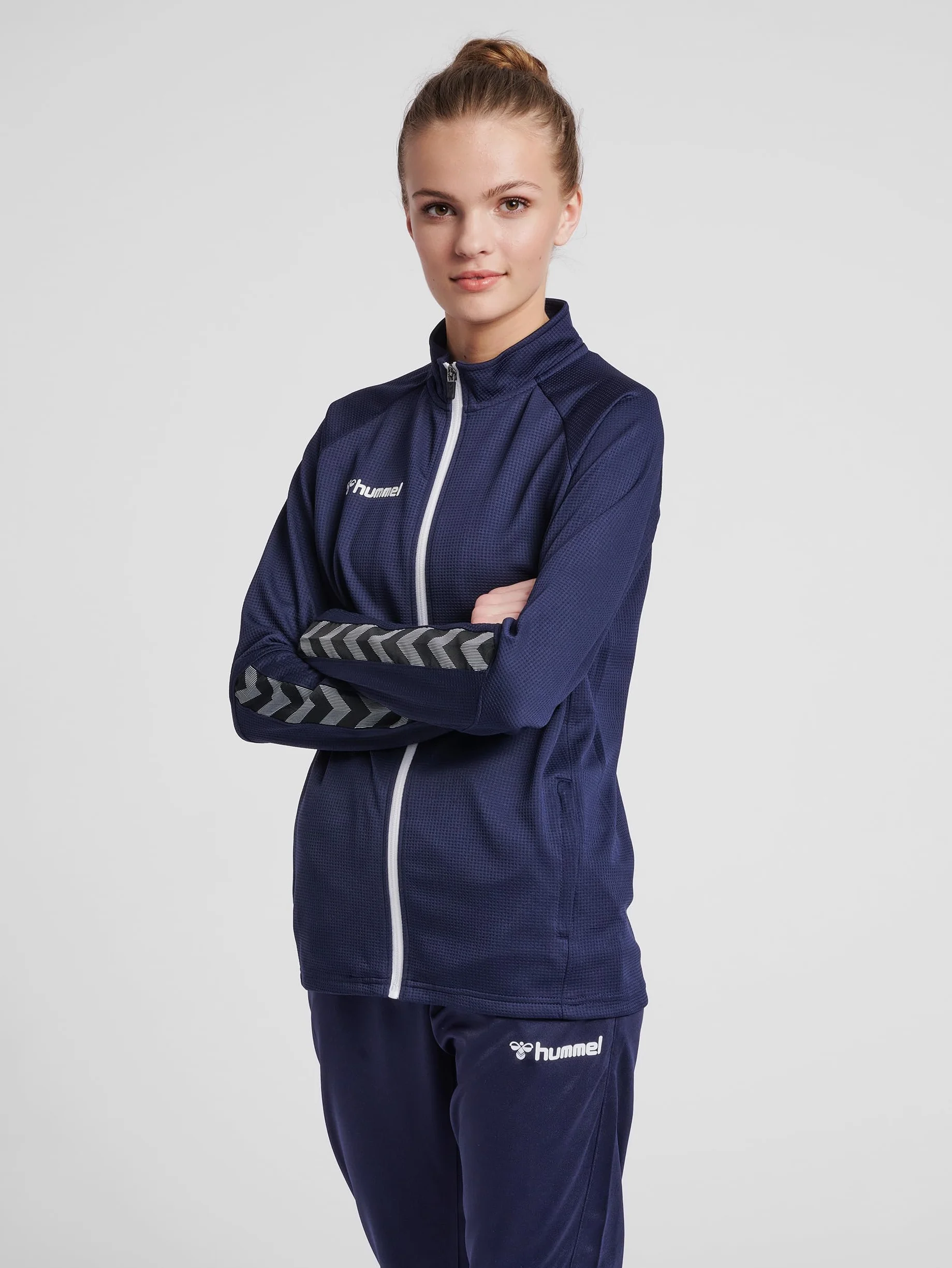 hummel AUTHENTIC Sportjacke Damen - Trainingsjacke & Laufjacke - Dünne Jacke für Sport, Fitness und Alltag - mit Reißverschluss, Taschen und Stehkragen - aus Polyester-Strickstoff