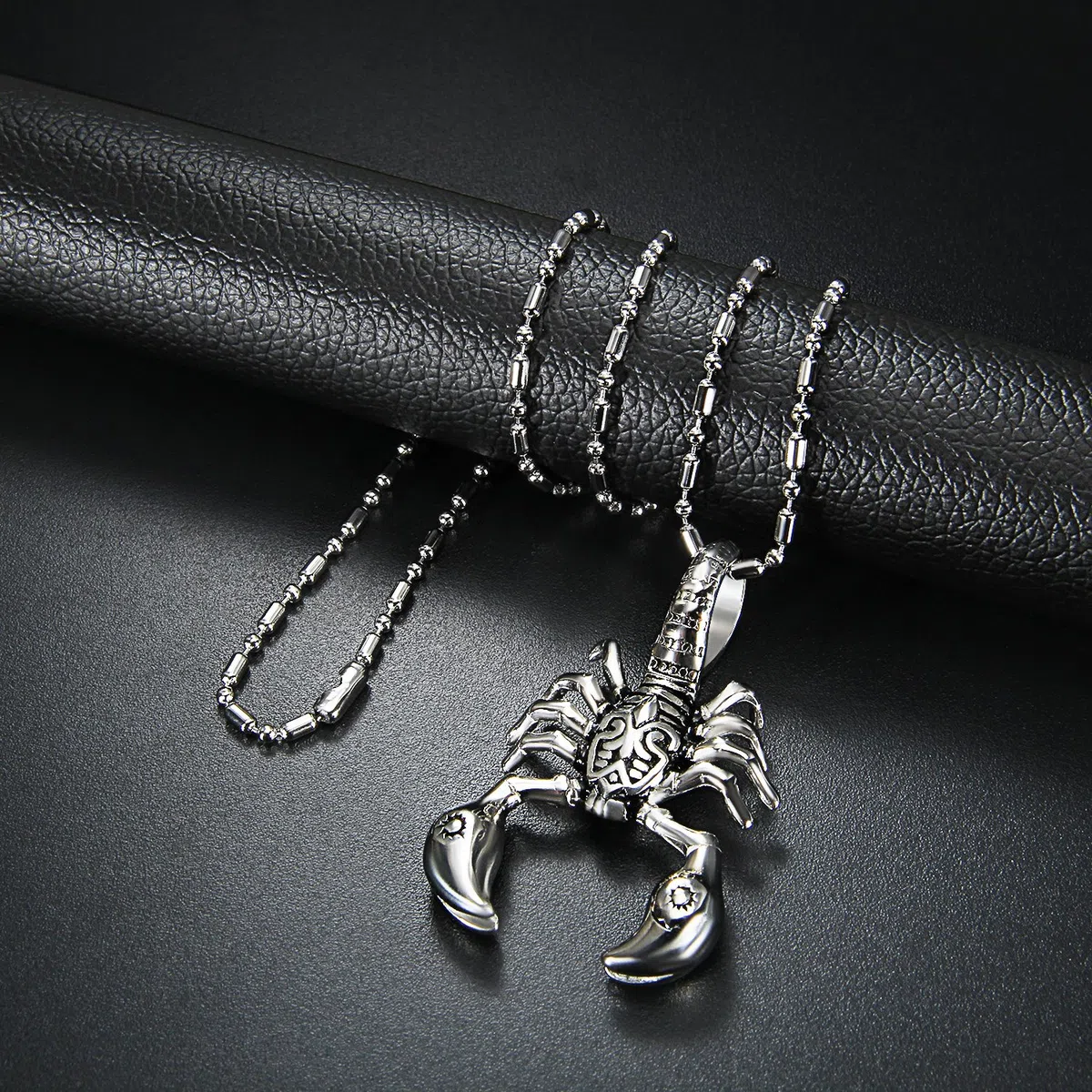 OIDEA Herren Halskette mit Skorpion Anhänger: Gold/Silber Scorpio Kette aus Edelstahl Biker Schmuck Geschenk für Männer Jungs