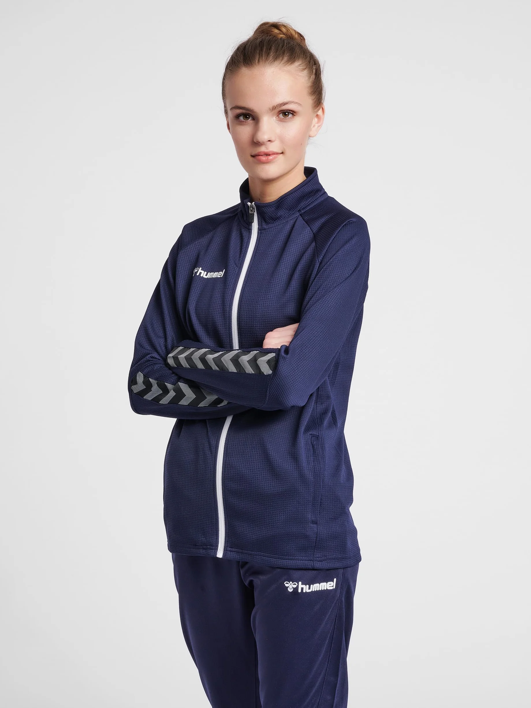 hummel AUTHENTIC Sportjacke Damen - Trainingsjacke & Laufjacke - Dünne Jacke für Sport, Fitness und Alltag - mit Reißverschluss, Taschen und Stehkragen - aus Polyester-Strickstoff