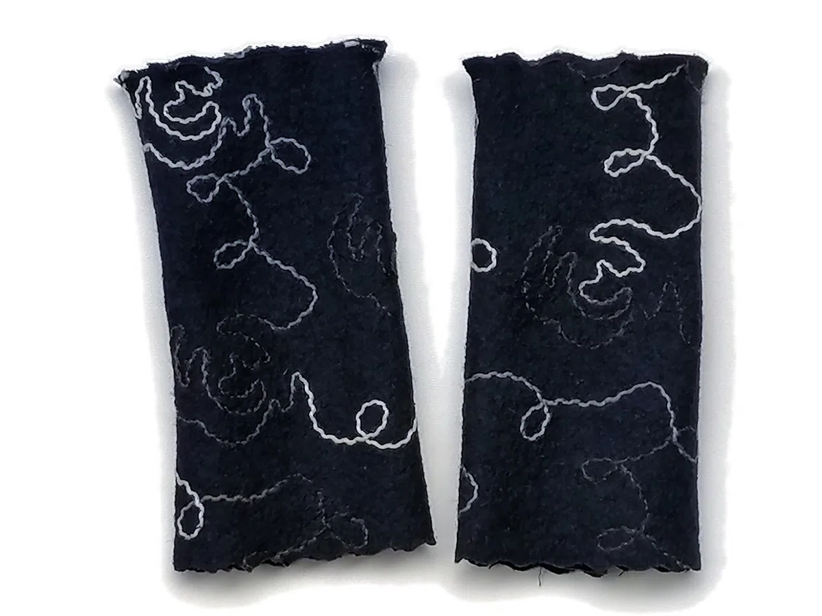 Leichte Armstulpen/Pulswärmer: Walkloden (Walkwolle, Kochwolle) in tiefem Nacht-Blau (mehrfarbiger Schnuren-Motiv)