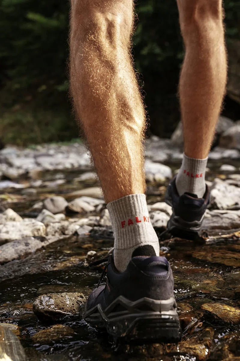 FALKE Herren TK5 Short Wandersocken atmungsaktive schnelltrocknende klimaregulierende geruchshemmende Wolle Funktionsmaterial leichte Polsterung antiblasen Trekkingsocken kurz dünn 1 Paar