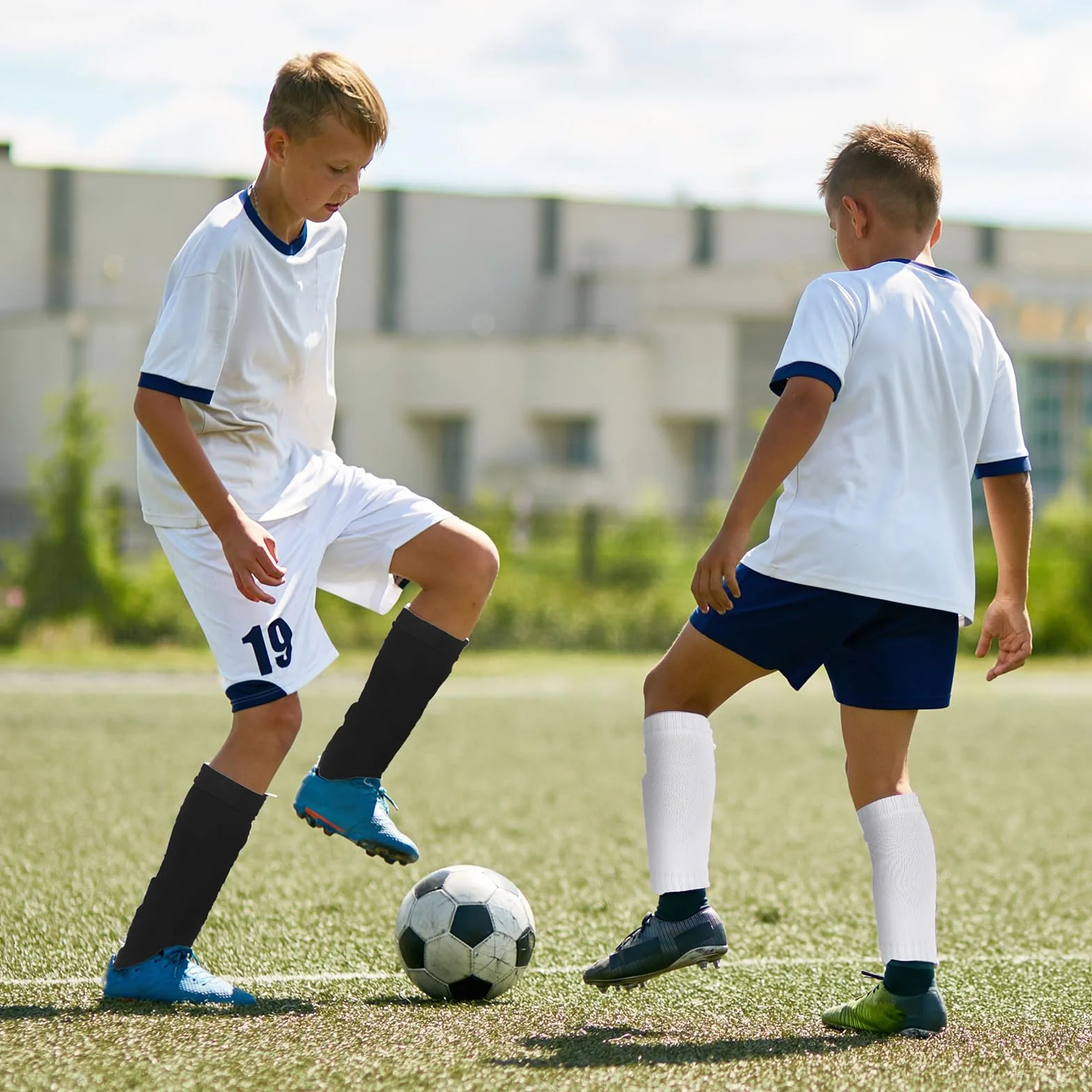 Tyqour 2 Paar Stutzen Kinder Fußball, Unisex Stutzen Ohne Socken, Fußball Sleeves Tubes Sportsocken Weiß Schwarz Fussball Socken Kinder Atmungsaktive Football Socks für Anfänger und Jugendliche