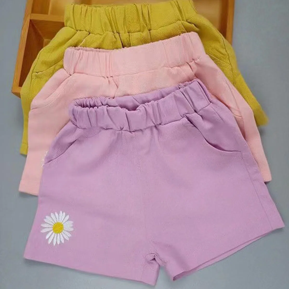 3er Pack Mädchen Shorts Hotpants Sommer Baumwolle Leinen Kurze Hosen mit Daisy Stickerei Baby Kinder Sommerhosen Leichte Atmungsaktive Einfarbige Lässige Kurz Hose Gr. 86/98/104/116/128/134/146