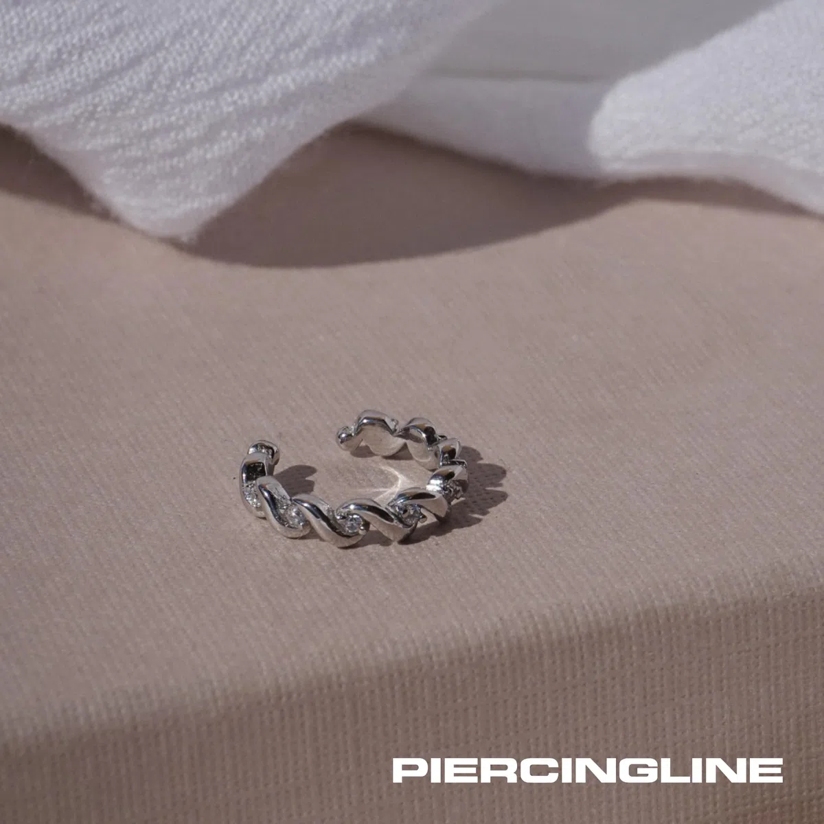 PIERCINGLINE Chirurgenstahl Fake Ohrring Ohrklemme Ear Cuff GEFLOCHTEN + EINGEFASSTE KRISTALLE 4 stylischen Farben