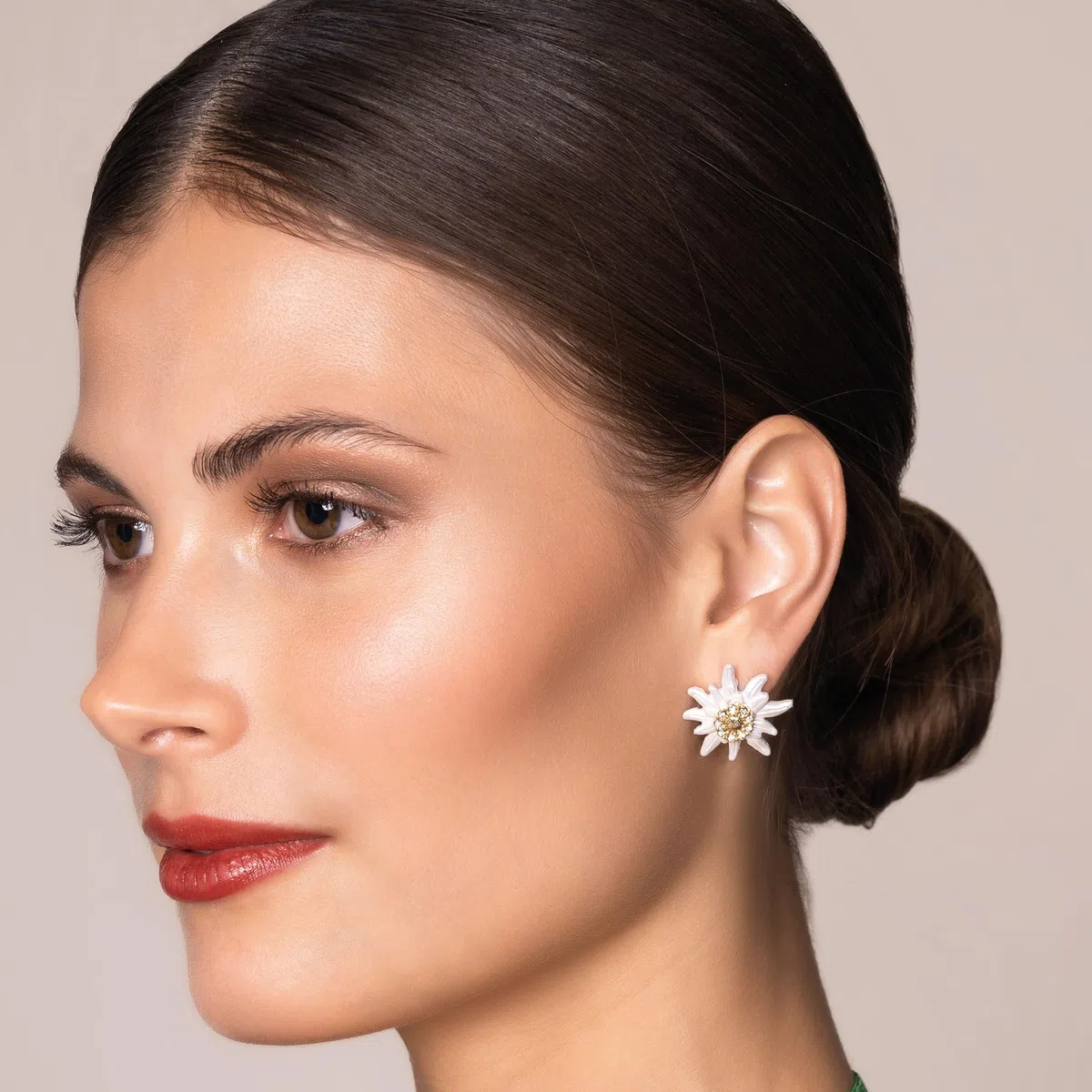 Alpenflüstern Trachten-Ohrstecker Strass-Edelweiß Greta - Damen-Trachtenschmuck, Trachten-Ohrringe mit Strass-Steinen (bicolor) DOR050