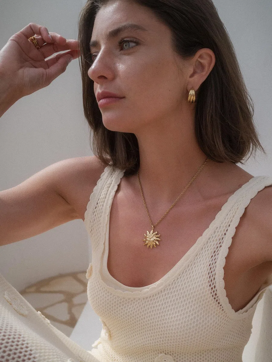 Purelei Iconic Sun Charm – Anhänger mit strukturierter Oberfläche – Edelstahl, 14K/18K vergoldet – 29,5 x 36,6 mm – Kombinierbar mit Ketten & Armbändern – Wasserfest