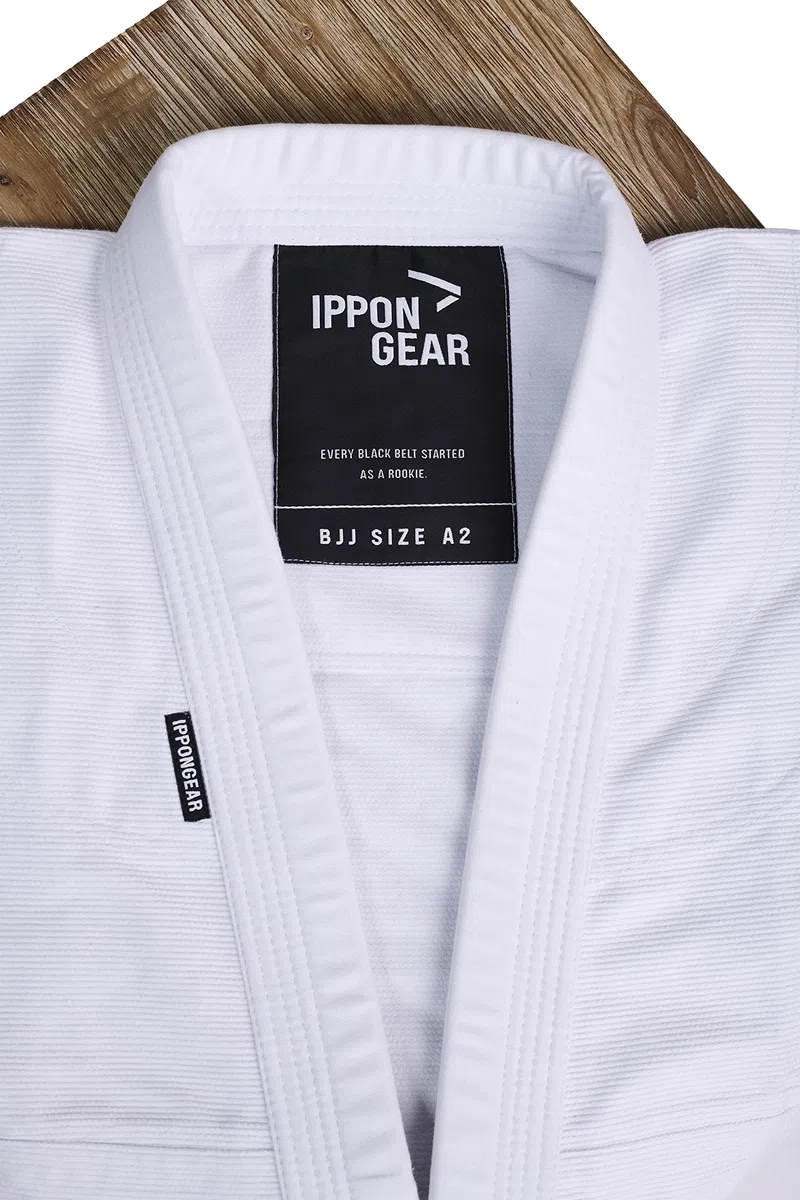 IPPONGEAR BJJ GI Brazilian Jiu Jitsu Kinder/Einsteiger Anzug inkl weißem Gürtel [Größe M4 I Pearl-Weave Material I 350gr/m² Stoffdichte I Reißfestes Material mit versiegelten Nähten] weiß