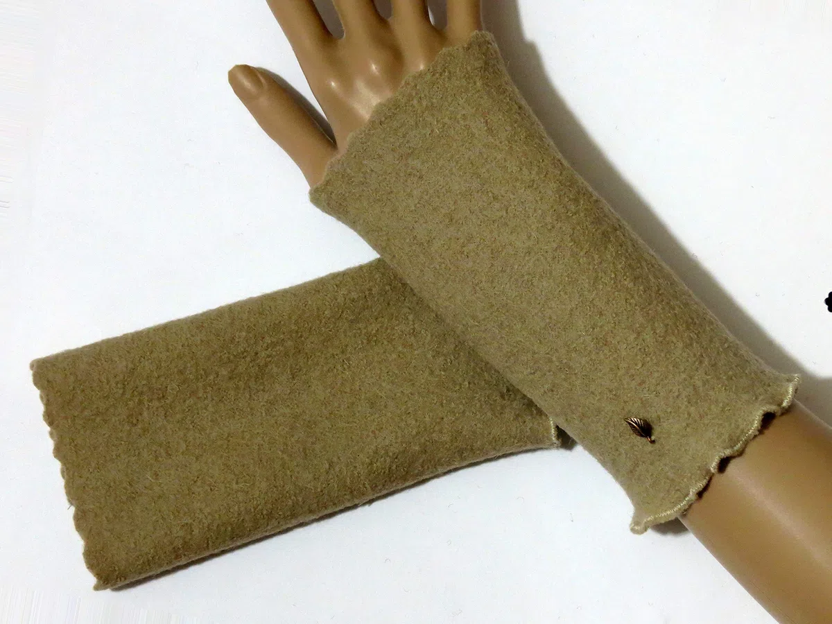 Armstulpen/Pulswärmer: Walkwolle (Walkloden, Kochwolle) in Naturbeige-Ton; Charm (winzige Blätterchen)