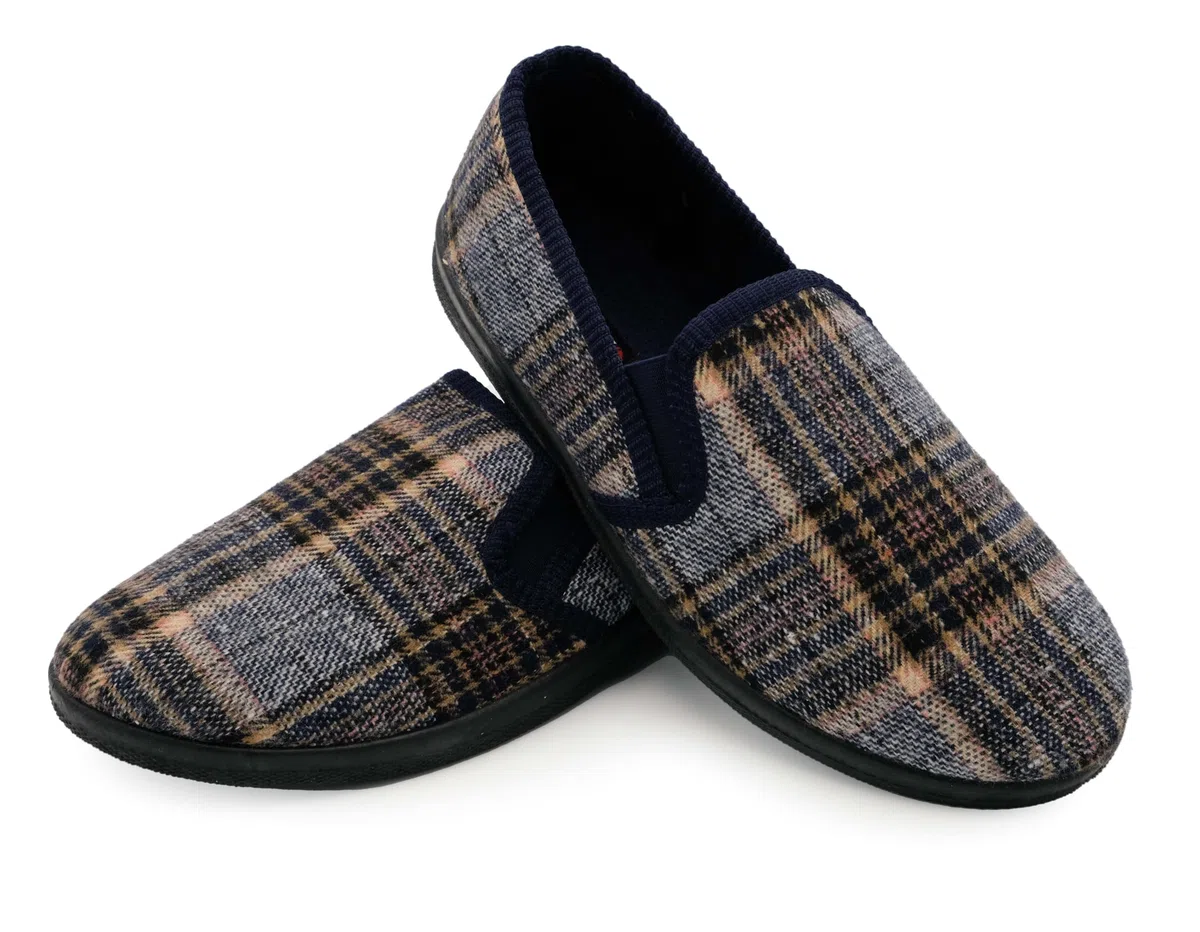 Herren Hausschuhe kariert | Bequeme Pantoffeln für Männer mit rutschfester Sohle | Leichte & warme Slipper für Zuhause in klassischer Filzoptik | Farbe: Grau & weitere