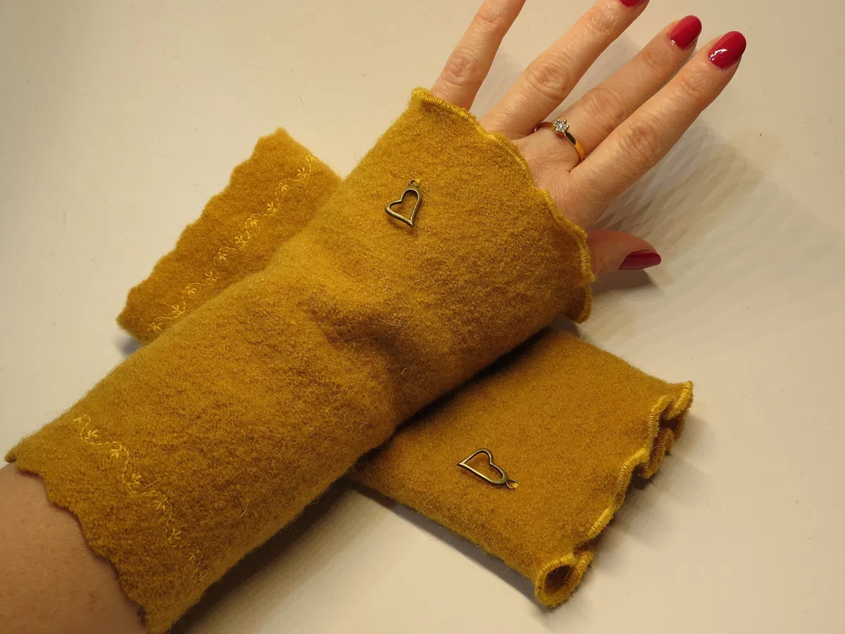 Armstulpen/Pulswärmer: Walkwolle (Walkloden, Kochwolle) in Ocker- / Currygelb; Charm (Designer-Herzchen), Zierstich