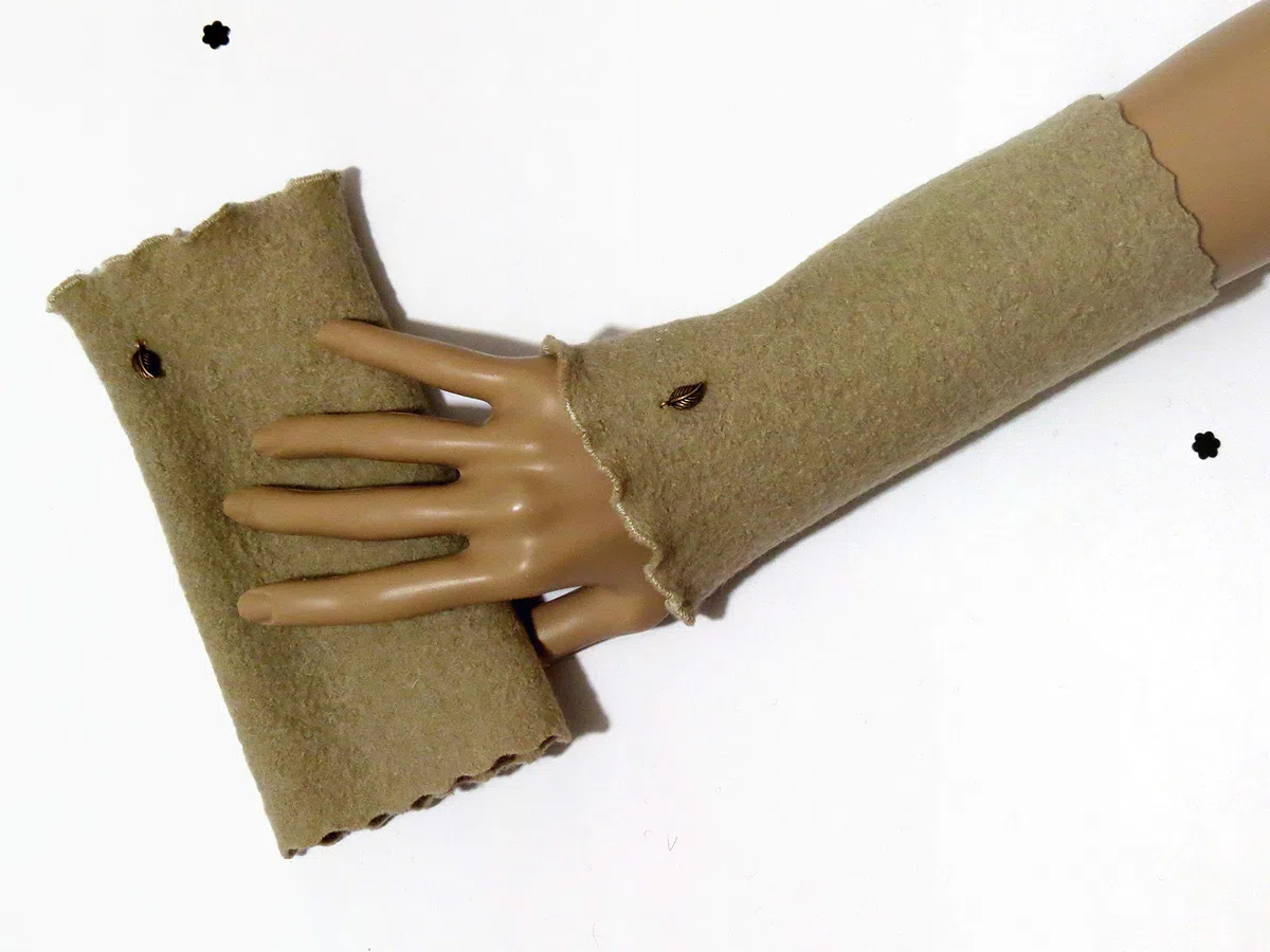 Armstulpen/Pulswärmer: Walkwolle (Walkloden, Kochwolle) in Naturbeige-Ton; Charm (winzige Blätterchen)