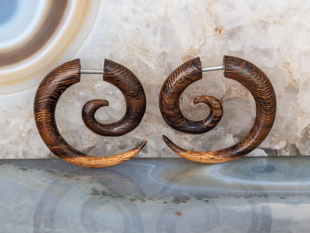Fly Style 1 Paar Fake Piercing Spirale - Ohrring aus Horn, Knochen oder Holz mit Schraubverschluss