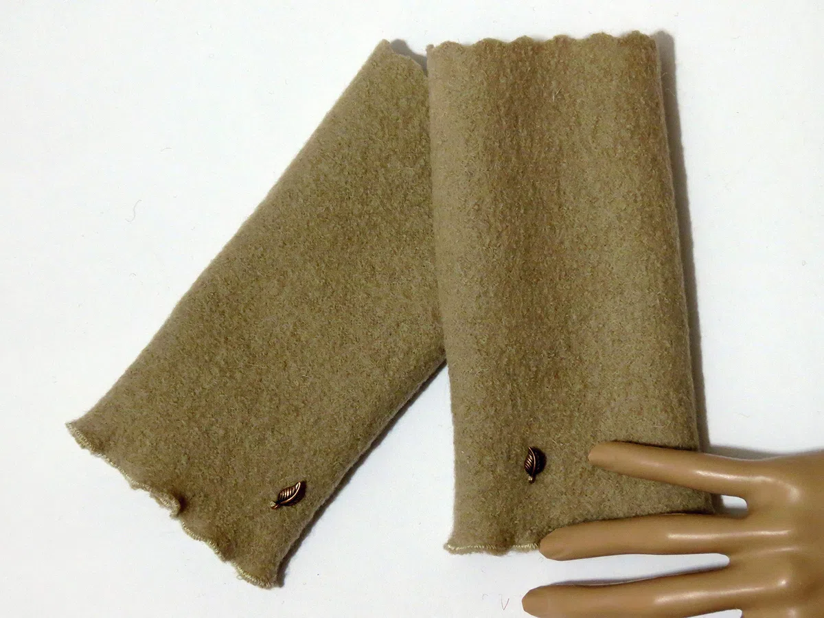 Armstulpen/Pulswärmer: Walkwolle (Walkloden, Kochwolle) in Naturbeige-Ton; Charm (winzige Blätterchen)