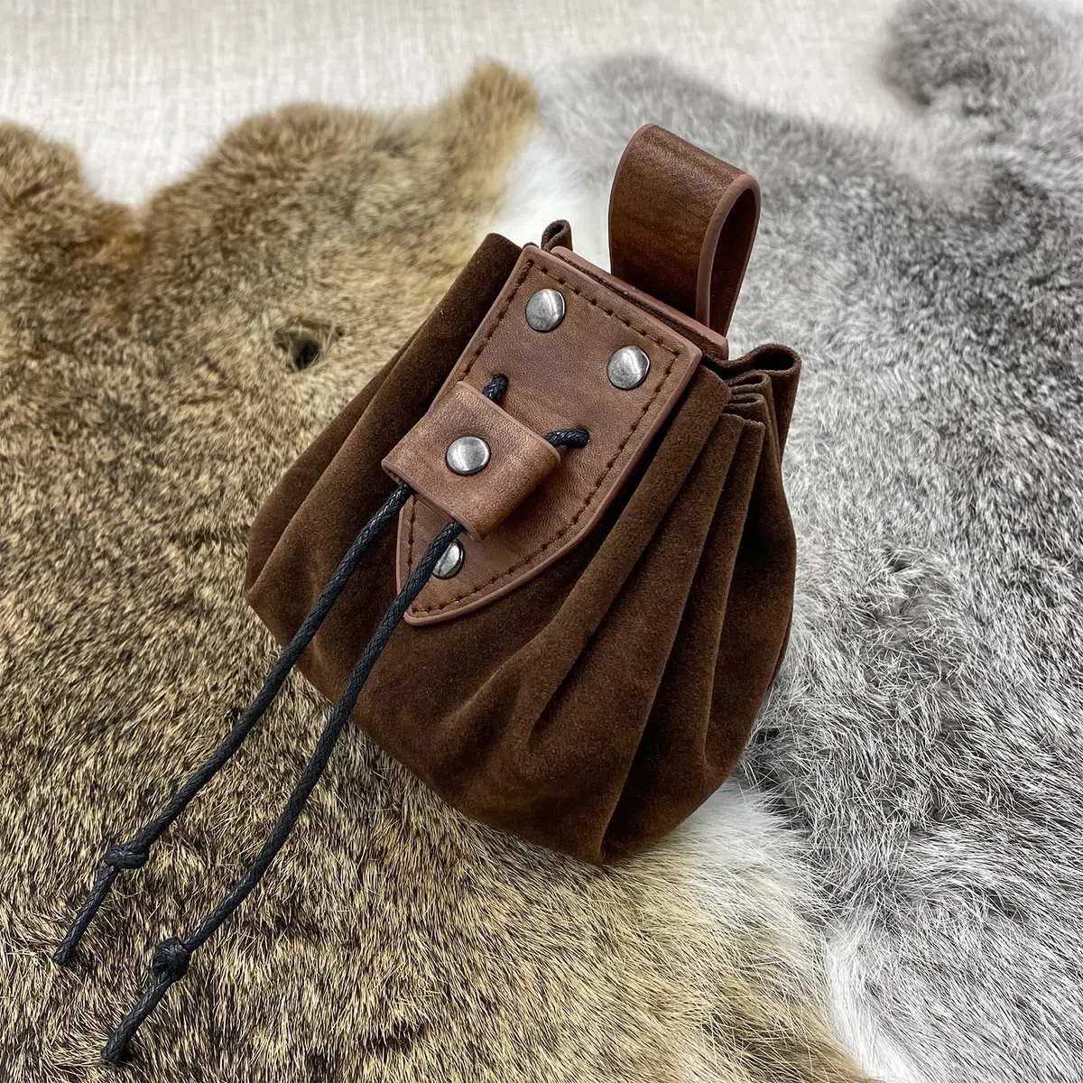 HiiFeuer Mittelalter Geprägter O-Ring Gürtel mit Nordisch Geprägter Gürteltasche, Vintage Kunstleder Gürtel und Seitentasche Set für LARP