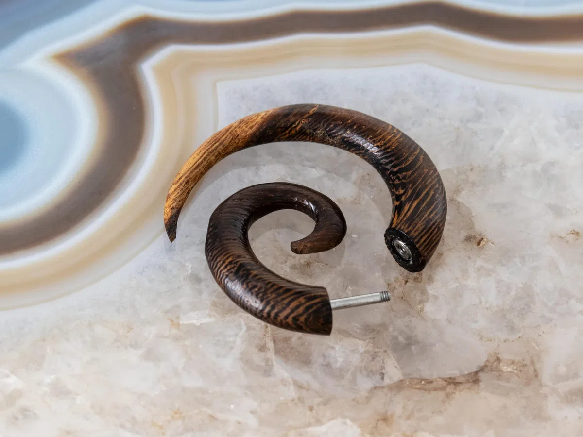 Fly Style 1 Paar Fake Piercing Spirale - Ohrring aus Horn, Knochen oder Holz mit Schraubverschluss