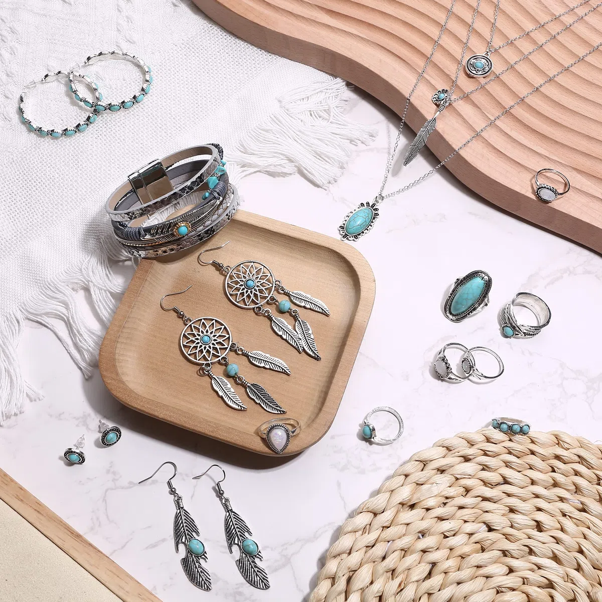 JeweBella Bohemian Türkis Schmuck für Damen Böhmisches Türkis Anhänger Choker Halskette Türkis Feder Dangle Ohrringe Boho Leder Perlen Armband Türkis Stapelbare Knuckle Ringe Western Schmuck Set