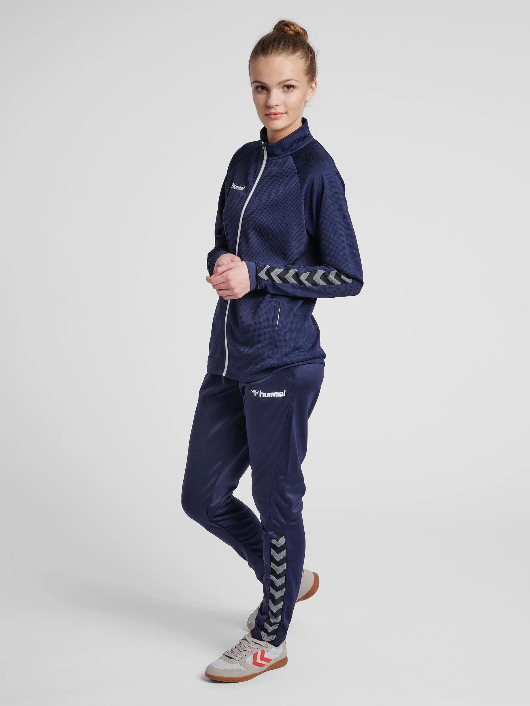 hummel AUTHENTIC Sportjacke Damen - Trainingsjacke & Laufjacke - Dünne Jacke für Sport, Fitness und Alltag - mit Reißverschluss, Taschen und Stehkragen - aus Polyester-Strickstoff