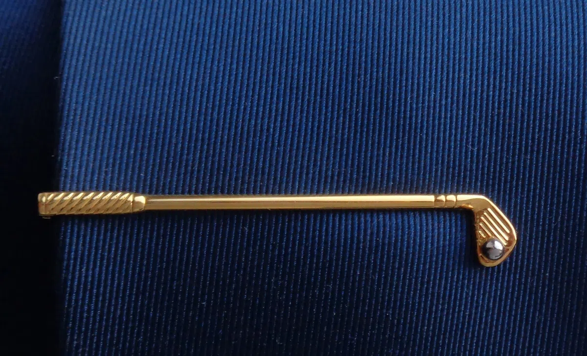 Krawattennadel Golf Schläger vergoldet mit silbernen Ball 6,5 cm lang m.i. Germany inkl. Geschenkbox - Schmuck für die Seidenkrawatte