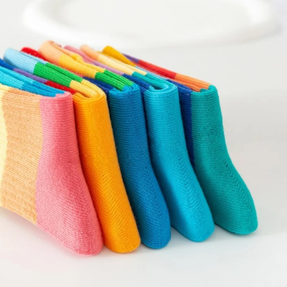 AKAMAS 5 Paar Neuheit Jungen Mädchen Bunte Gestreifte Freizeit Socken,Novelty Kinder Regenbogen Streifen Muster Crew Socke,Weiche Gestrickte Baumwolle Laufsocken,Elastische Sneaker Sport Söckchen