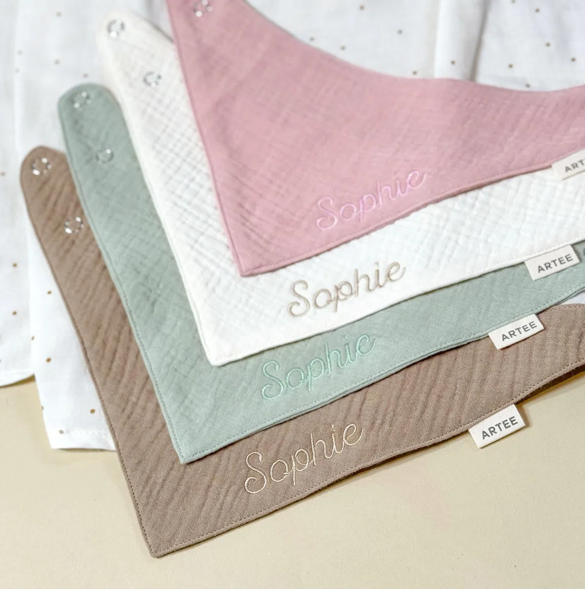 Besticktes Halstuch Dreieckstuch aus Musselin Gaze 100% Baumwolle Stickerei für Babies und Kleinkinder in 2 Grössen erhältlich, mit Namens Personalisierung, Personalisiert