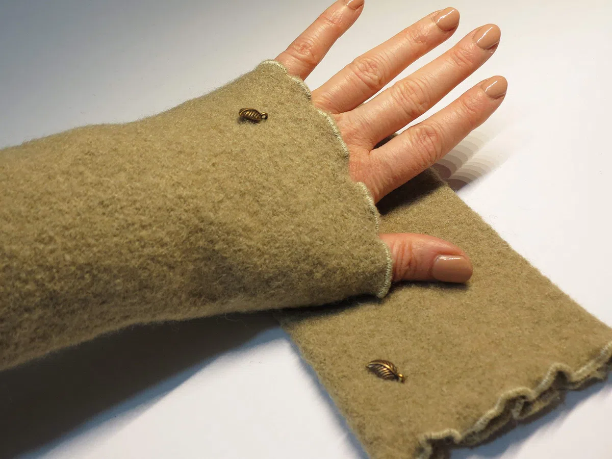 Armstulpen/Pulswärmer: Walkwolle (Walkloden, Kochwolle) in Naturbeige-Ton; Charm (winzige Blätterchen)